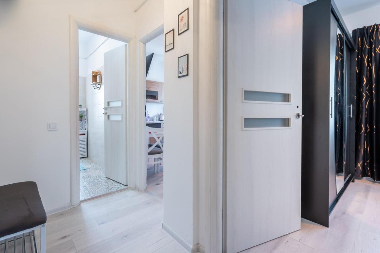 Spacious And Cozy Apartment In Central Бухарест Екстер'єр фото